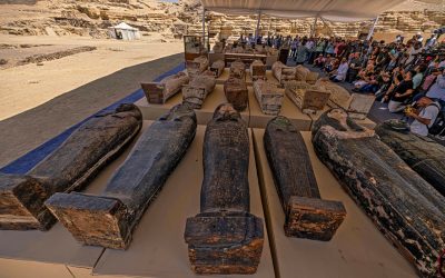 Hallan 250 sarcófagos al sur de El Cairo en Egipto