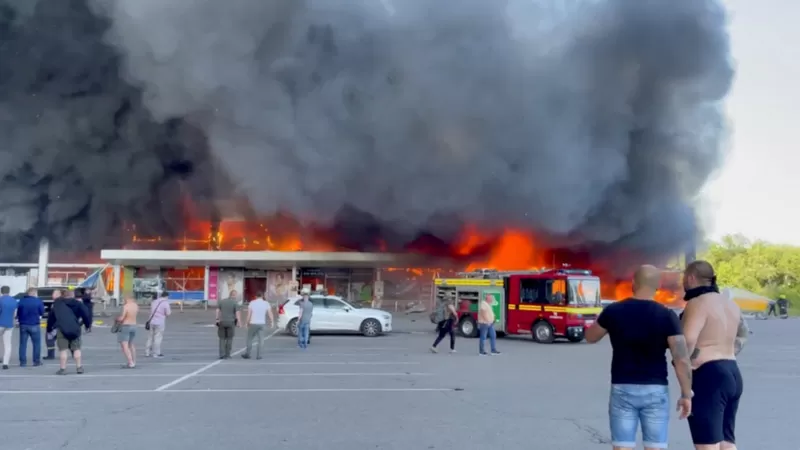 Misil ruso deja decenas de víctimas en centro comercial de Ucrania