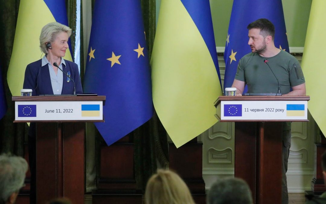 Unión Europea concede estatus de candidato a Ucrania