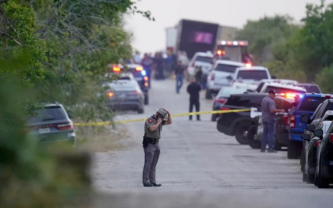 Hallan 46 migrantes muertos en un camión abandonado en Texas