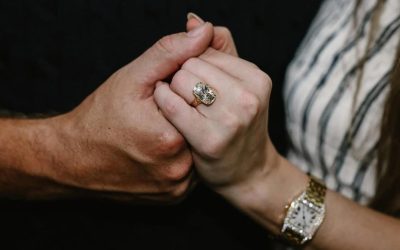 De un brazalete de amistad a una boda: Travis Kelce y Taylor Swift anuncian compromiso