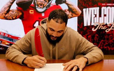 ¡Mike Evans es Niner!